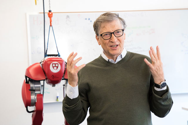“The work here is taking robotics in many dimensions and in different realms,” said Gates, who toured Harvard’s Microrobotics Lab and the Biodesign Lab. Eliza Grinnell/SEAS Communications
