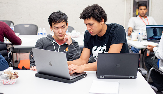 London Lowmanstone IV, A.B. ‘21, a computer science and philosophy concentrator, and William Yao, A.B. ‘21, an applied mathematics and computer science concentrator, collaborate on their project. (Photo by Oleksandr Babii)