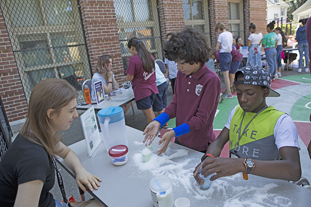 REU student Cunningham, a sophomore at Princeton University majoring in operations research, oversees a hands-on science experiment demonstrating the properties of hydrogels. (Photo by Adam Zewe/SEAS Communications)