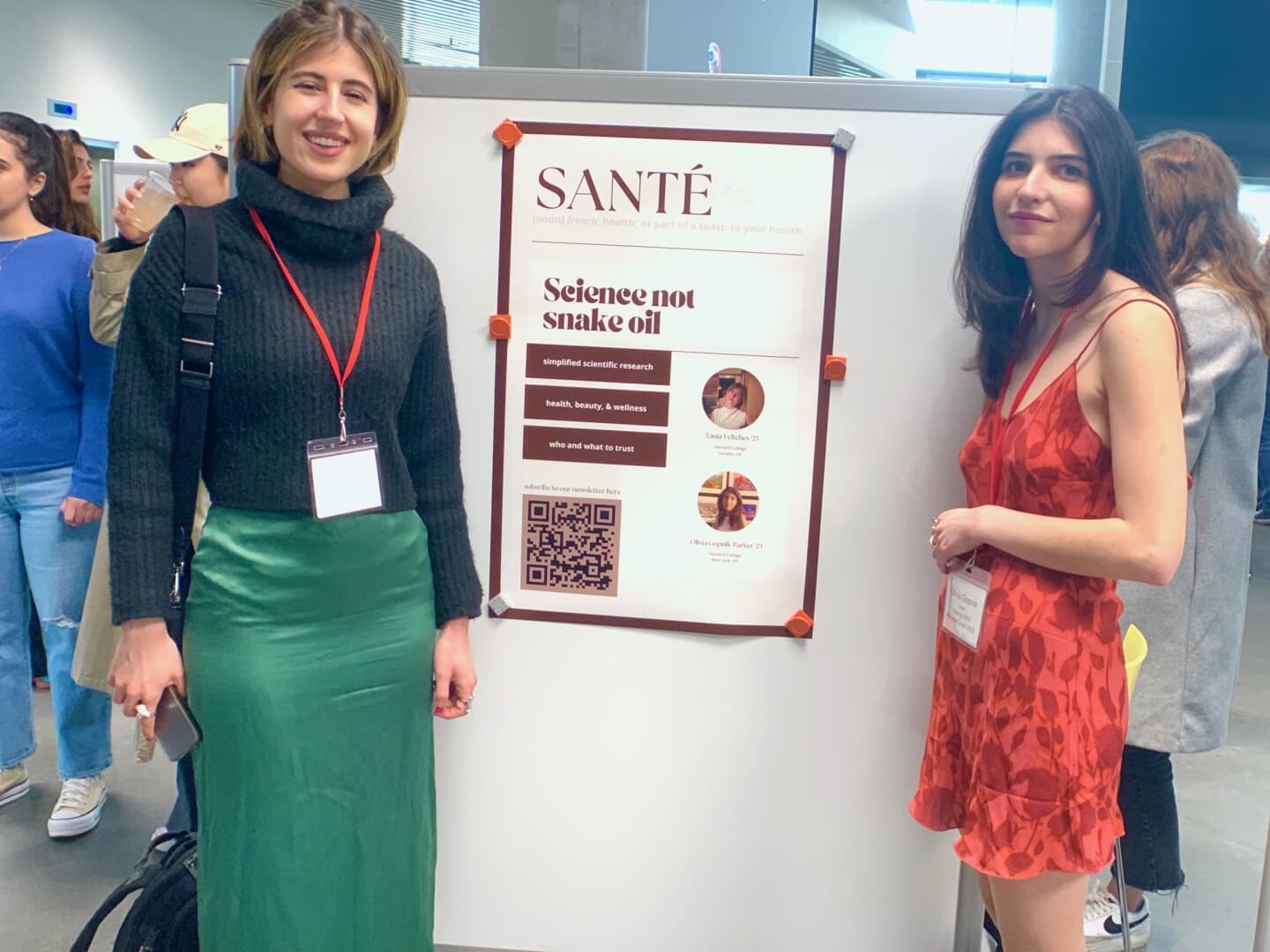 Tania Veltchev and Olivia Gopnik-Parker with their poster for the start-up “Santé"