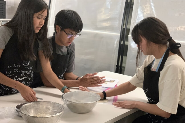 Scene from the SEAS Science & Cooking workshop