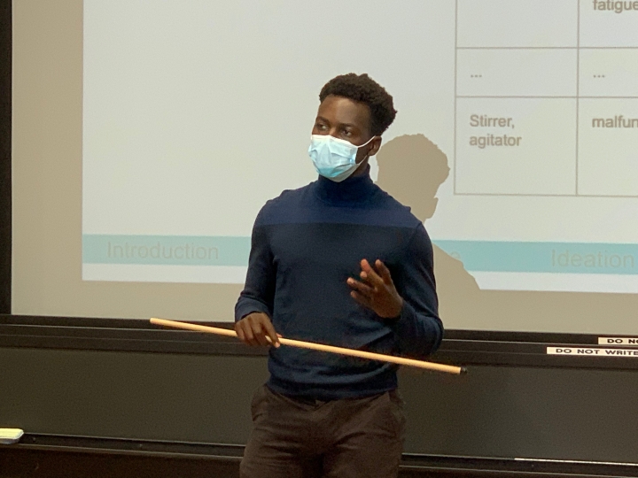 Jules Muhizi presents his group's strategy to monitor and remove micro- and nanoplastic particles from water supplies to BASF.