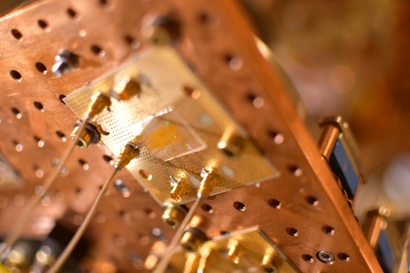 image of chip that can control and modulate acoustic waves