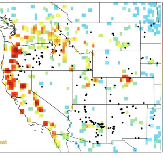 map of western US with red and blue dots indicating areas with most and least smoke impact
