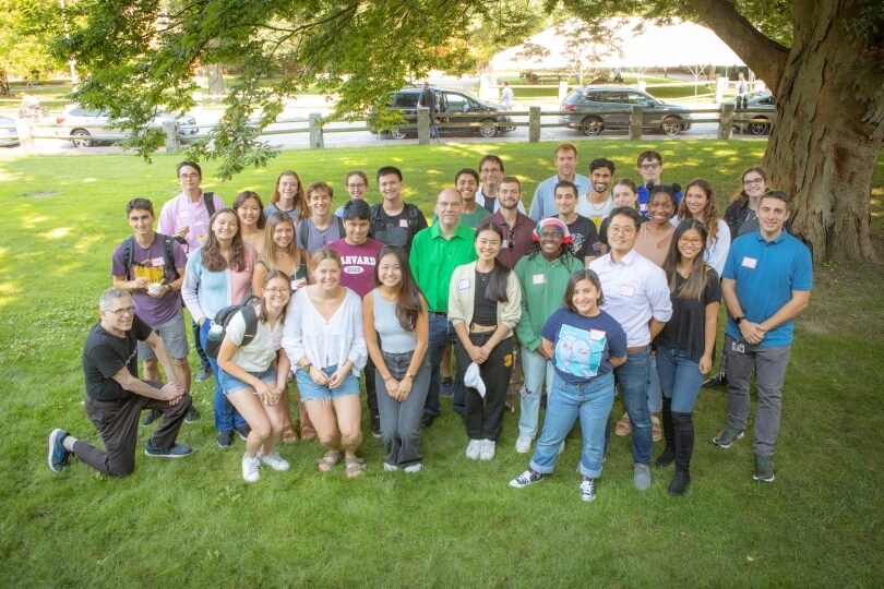 Picture of undergraduates, graduate students and faculty from Harvard Environmental Science and Engineering department posing on a grassy area
