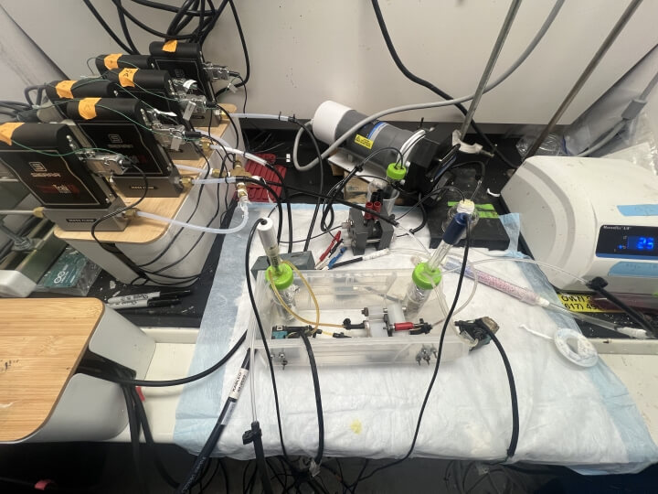 An electrochemical battery