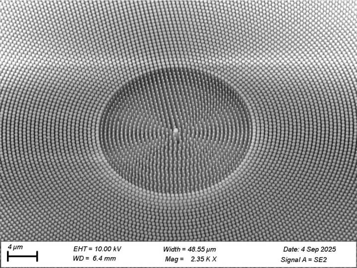 microscopy image of silica metasurface with tall cylindrical nanopillars