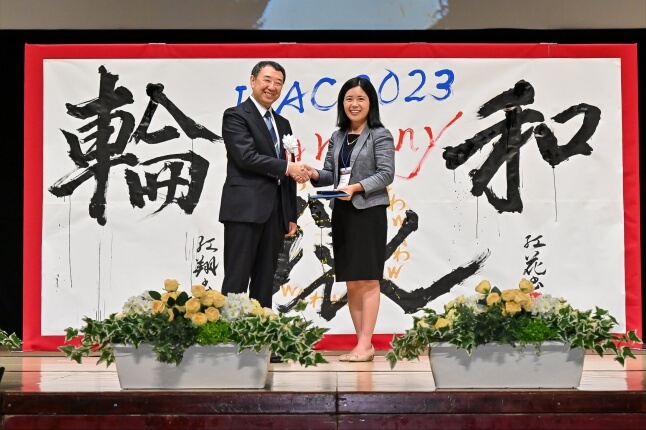 IFAC president Hajime Asama (left), awards Prof. Na Li the the Manfred Thoma Medal. 