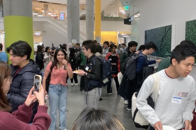 A large crowd of second-year Harvard SEAS concentrators