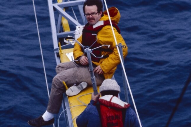 Harvard SEAS alum Robert Weller on a rig overlooking the ocean