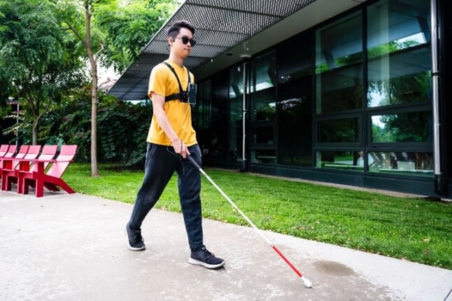 man using a cane 