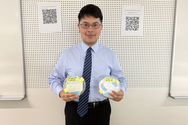 Harvard SEAS student Agustín León Sáenz holding two plastic containers