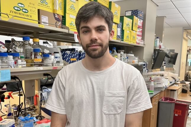 Harvard SEAS alum Teagan Stedman, S.B. '22, in a lab