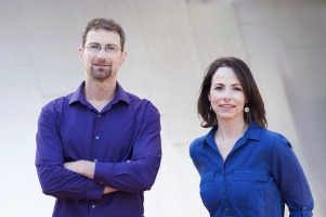 Martin Wattenberg (left) and Fernanda Viégas (right) stand in front of a blank wall.