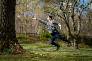 Anthony Rentsch playing disc golf