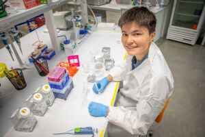 Harvard SEAS senior KaiLan Mackey at a lab bench