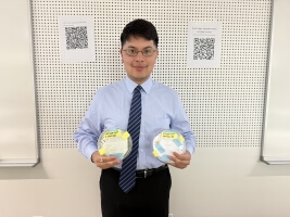 Harvard SEAS student Agustín León Sáenz holding two plastic containers