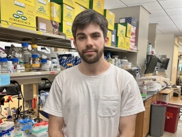 Harvard SEAS alum Teagan Stedman, S.B. '22, in a lab